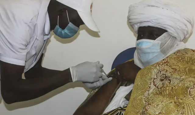A woman is among the first in Niger to receive a Covid-19 vaccine